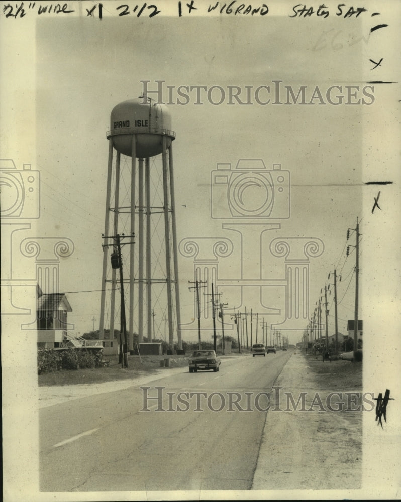 1977 Press Photo Grand Isle water tower is being renovated so solve problems.- Historic Images