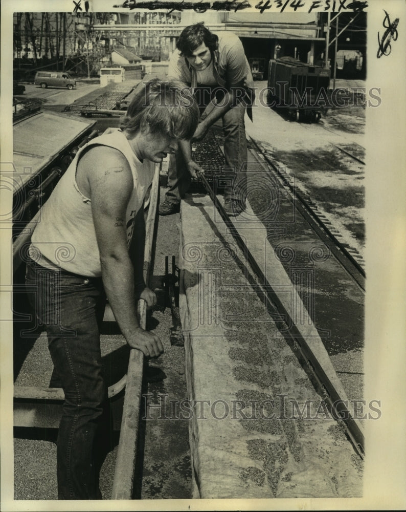 1975 Press Photo Rick Reese and Mike Barnhart sample grain in a hopper railcar.- Historic Images