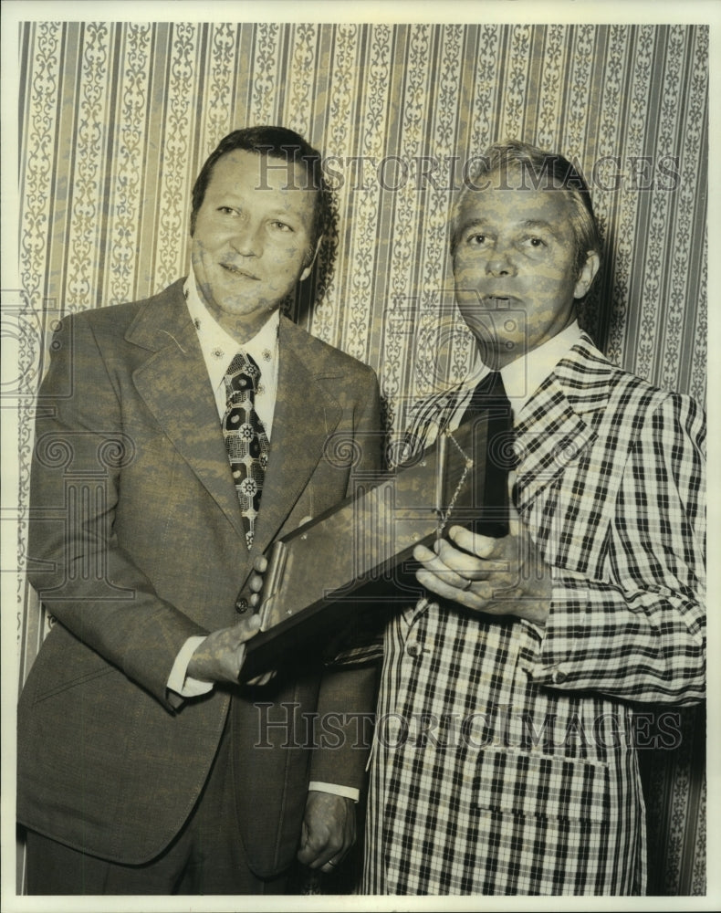 1974 Press Photo Charles Grisbaum and Governor Edwards with plaque.- Historic Images