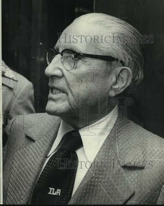 1977 Press Photo Thomas W. Gleason interviewed by a reporter - Historic Images