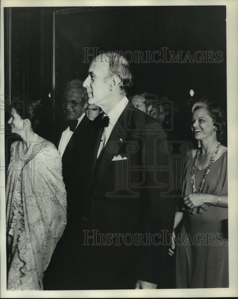 Load image into Gallery viewer, 1976 Press Photo Valery Giscard D'Estaing attending a benefit dinner
