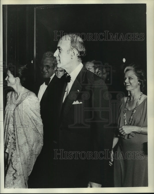 1976 Press Photo Valery Giscard D'Estaing attending a benefit dinner