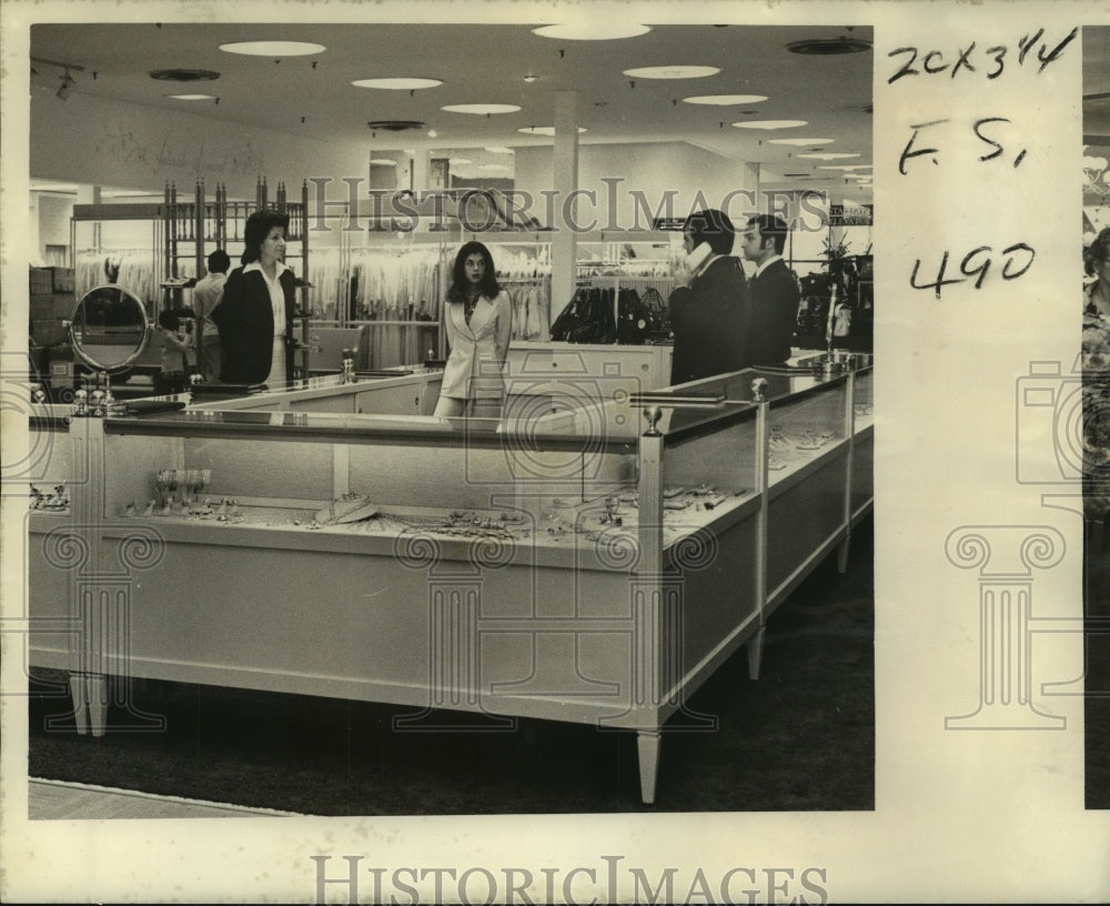 1973 Press Photo The precious jewels salon at Godchaux's Lakeside store