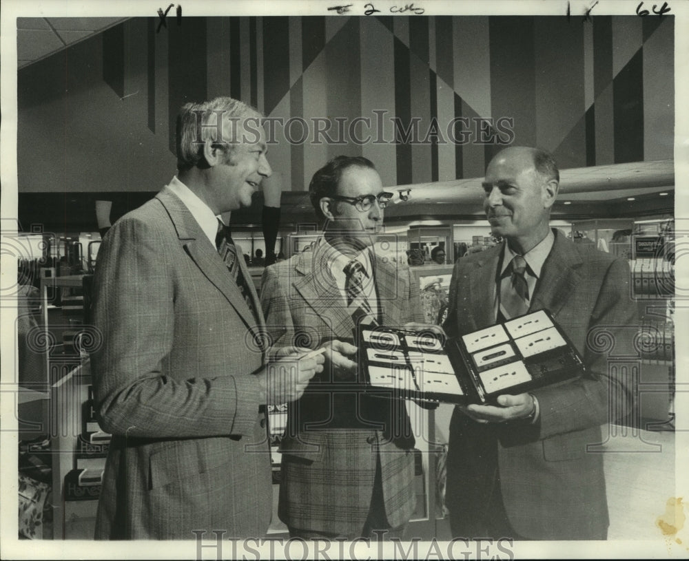 1974 Press Photo Leon Godchaux II, make donation to Orleans public school system- Historic Images