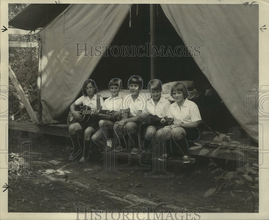 1968 Press Photo Girl Scouts sing a song outside their camping tent site