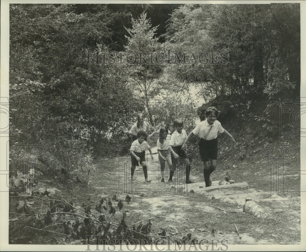 1969 Press Photo Girl Scouts at Camp Covington - nob25064