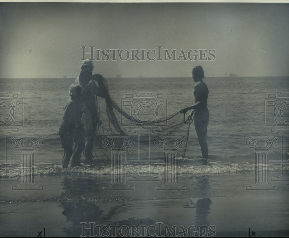 1974 Press Photo The Maestri&#39;s on what is left of their beach.- Historic Images