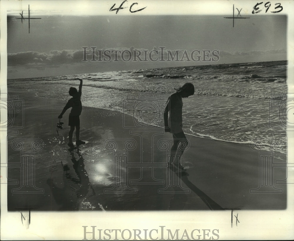1974 Press Photo Kids enjoy long sloping beaches and bars of smooth tawny sand.