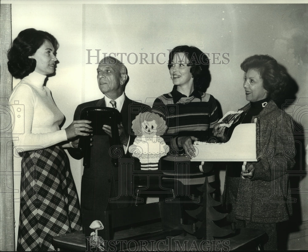 1972 Press Photo Mental Health officers and past president - nob25161