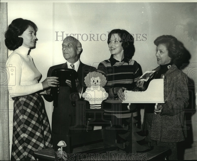 Load image into Gallery viewer, 1972 Press Photo Mental Health officers and past president - nob25161
