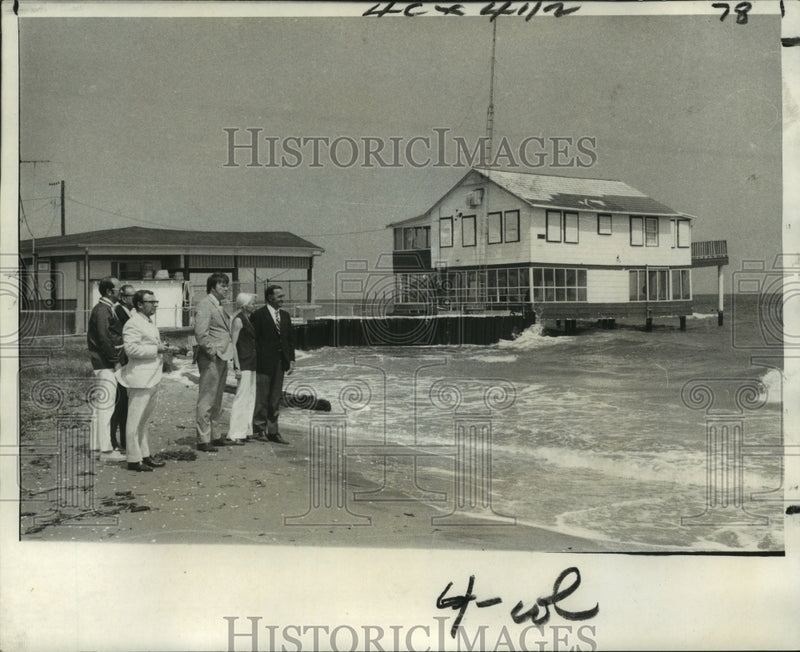 Load image into Gallery viewer, 1971 Press Photo West Bank officials look at the house in Grand Isle State Park
