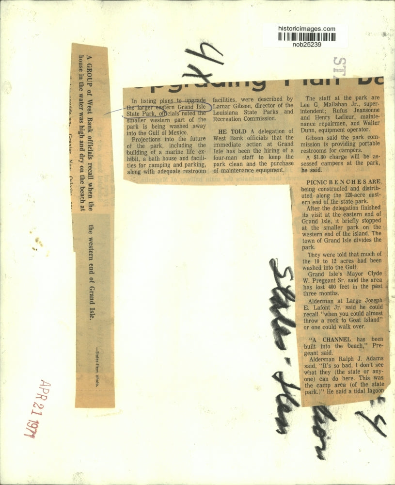 1971 Press Photo West Bank officials look at the house in Grand Isle State Park