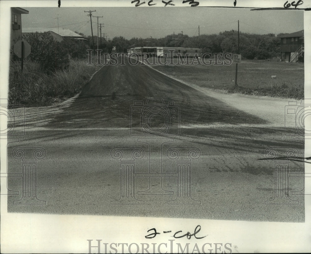 1971 Press Photo Grand Isle street resurfaced with gravel and asphalt topping - Historic Images