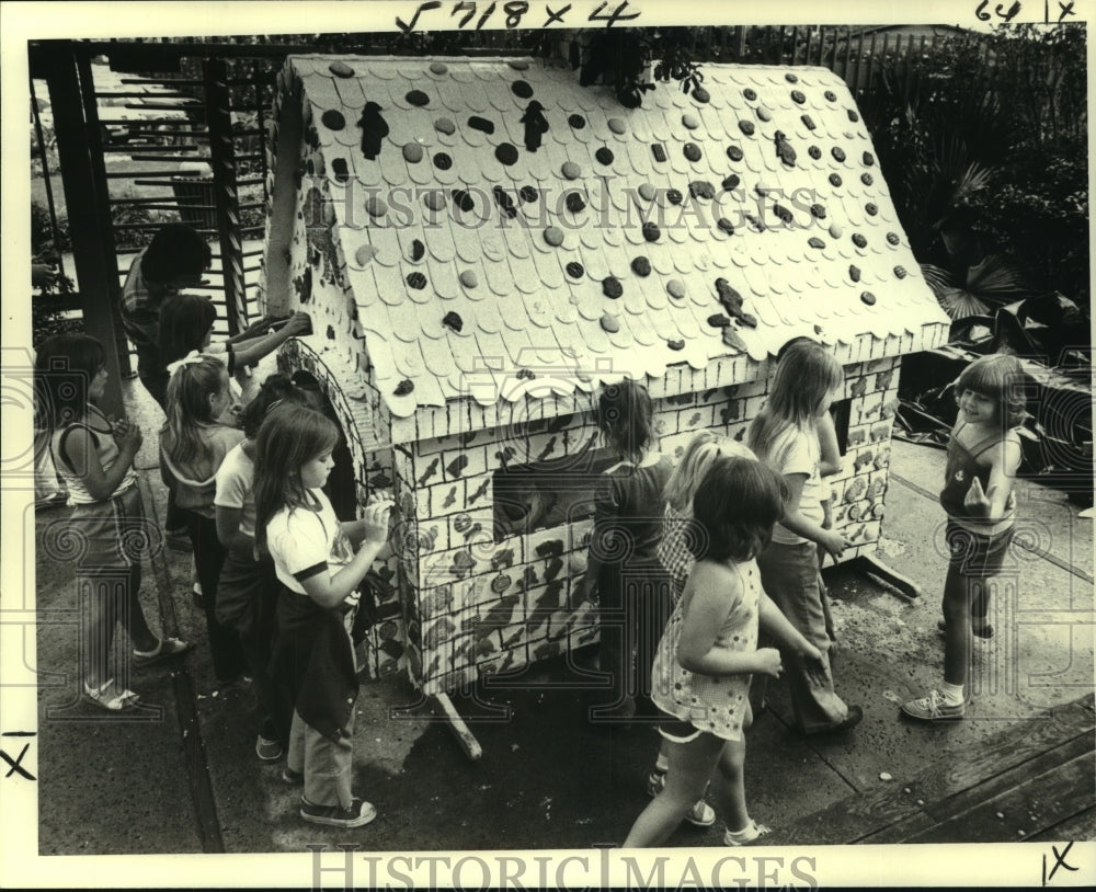 1979 Press Photo 7-foot-tall gingerbread house made by chef Michel Marcais - Historic Images