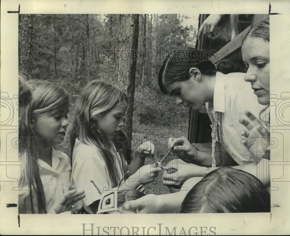 1972 Press Photo Shelley Schicia helped with craft project by Coleen Fiegle- Historic Images