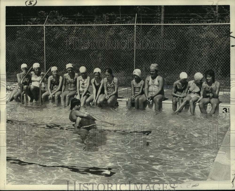 1973 Press Photo Junior Life Saving shown by instructor Mary Sand- Historic Images