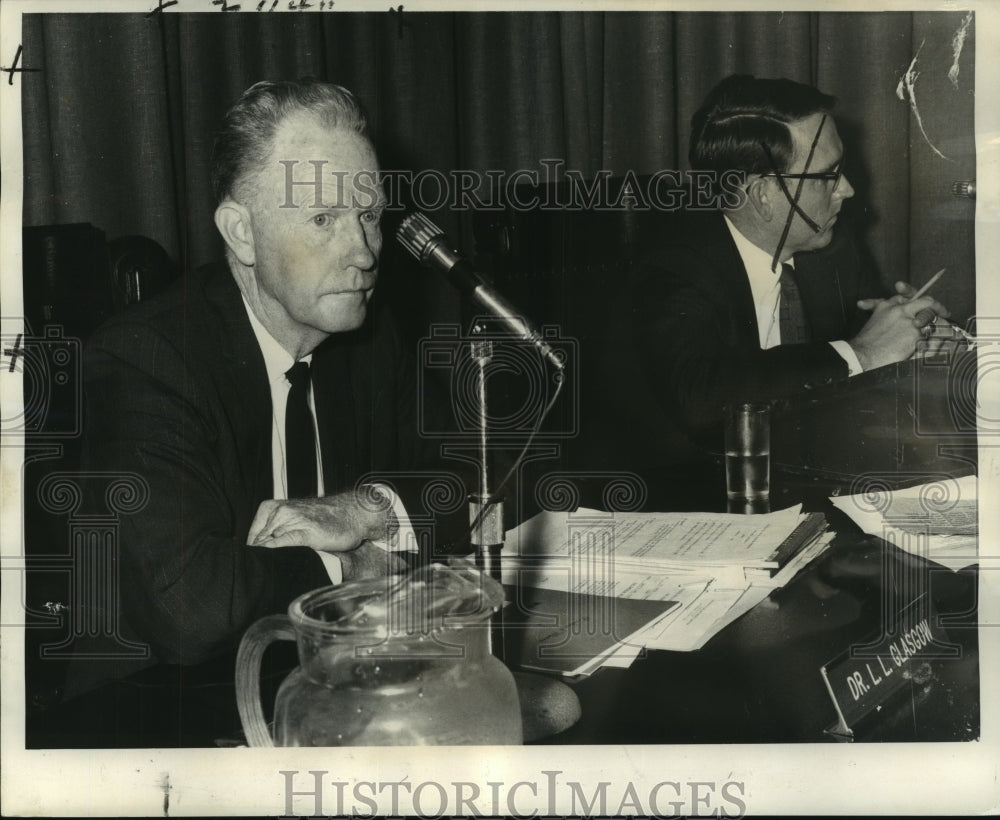 1968 Press Photo Dr. Leslie Glasgow and Jerry Jones during wildlife hearing- Historic Images