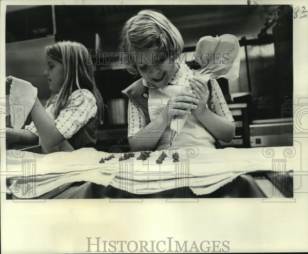 1977 Press Photo Michelle Gisclair squeezes filling for ravioli- Historic Images