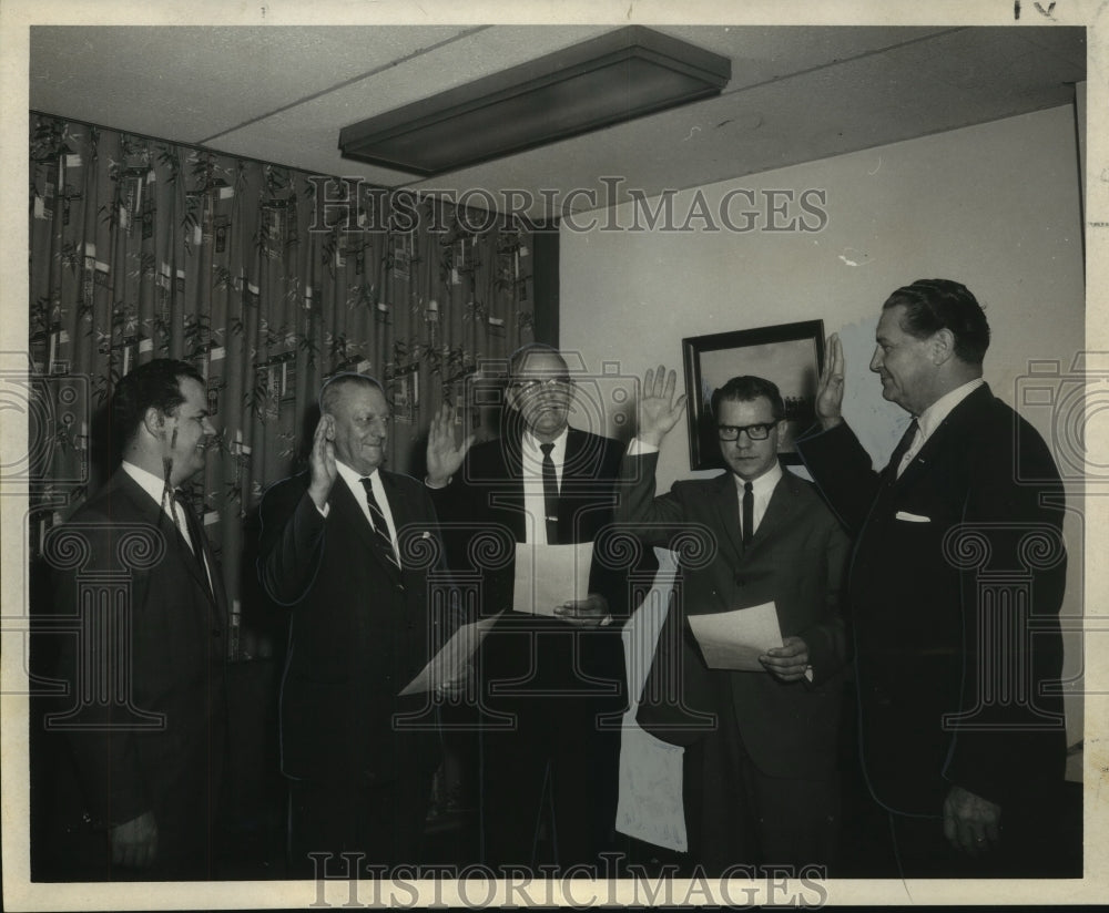 1965 Press Photo Jefferson Coroner Dr. Charles Odom gives oath to employees- Historic Images