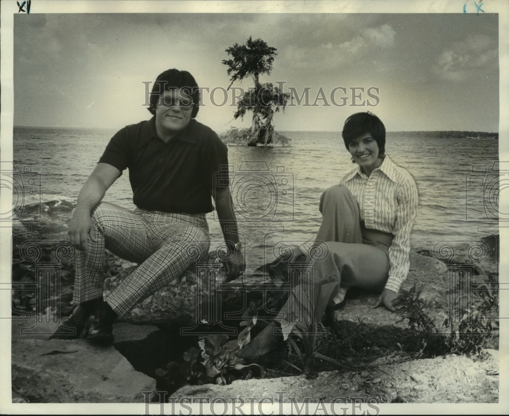 1975 Press Photo Paul and Charlotte Giroir relax on shore of Lake Palourde- Historic Images