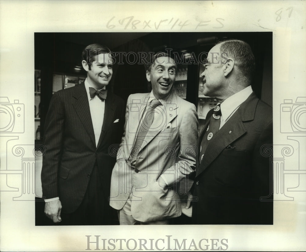 1977 Press Photo Dr. John Gilbert and delegates during dinner at Antoine&#39;s- Historic Images