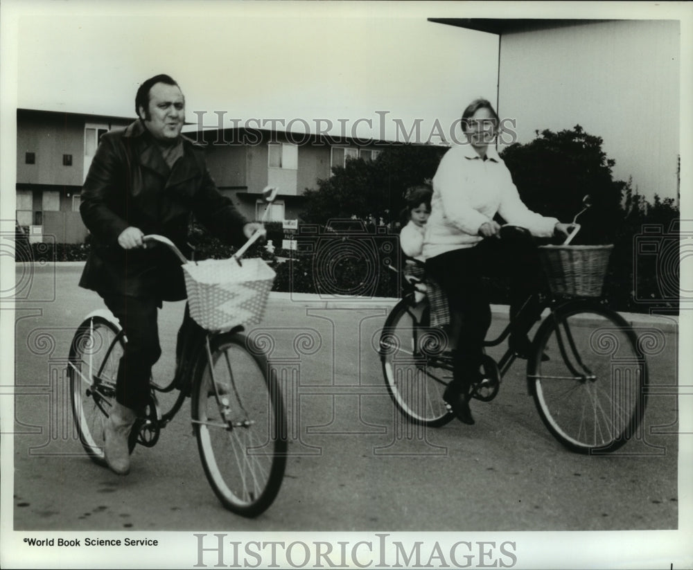 1970 Press Photo A married couple biking with their child - nob25669