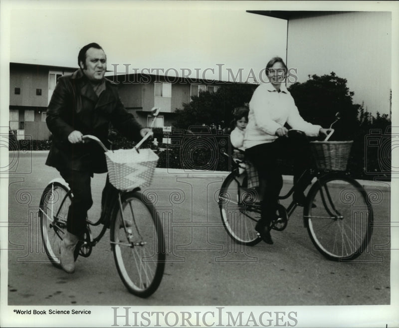 Load image into Gallery viewer, 1970 Press Photo A married couple biking with their child - nob25669

