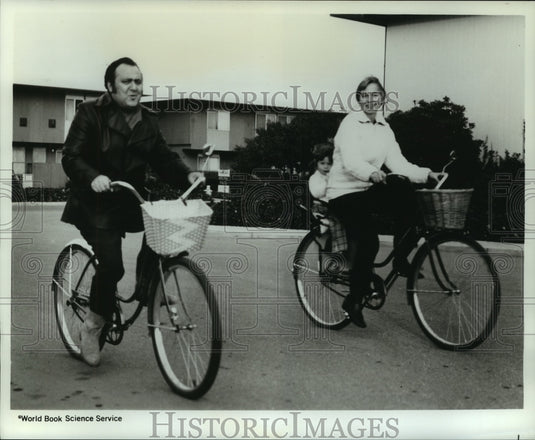 1970 Press Photo A married couple biking with their child - nob25669