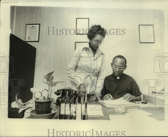 1977 Press Photo Reverend Thomas Glasgow works at his office- Historic Images