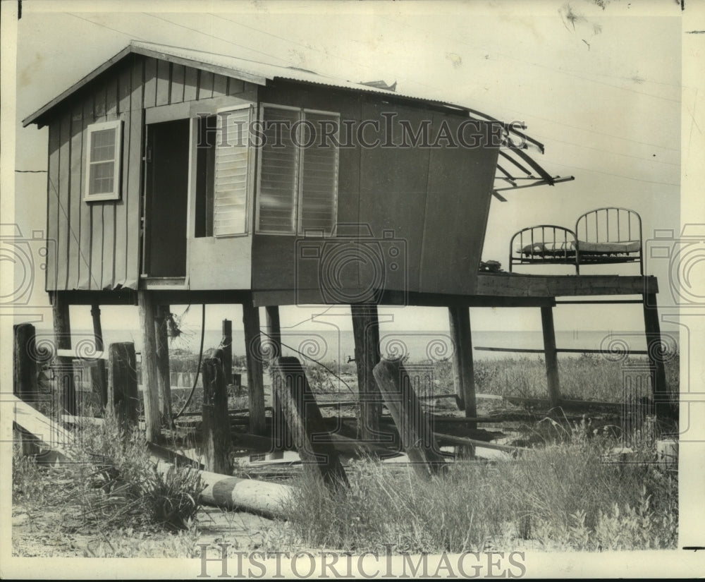 1966 Press Photo Damaged house due to hurricane at Camp at Grand Isle- Historic Images