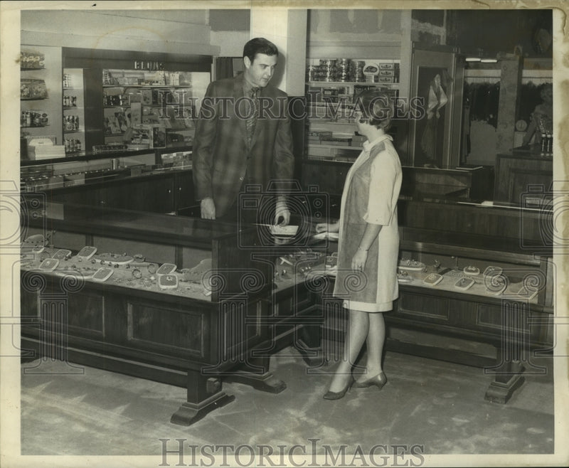 Load image into Gallery viewer, 1968 Press Photo View of clerk assisting customer at Godchaux's Jewelry
