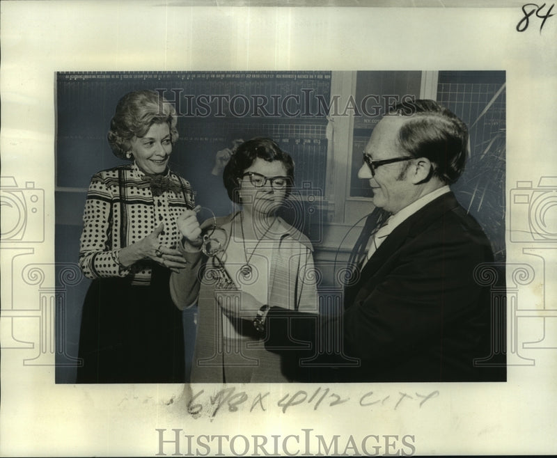 Load image into Gallery viewer, 1977 Press Photo Housing Assistance Volunteer Patricia Ginart accepts her award
