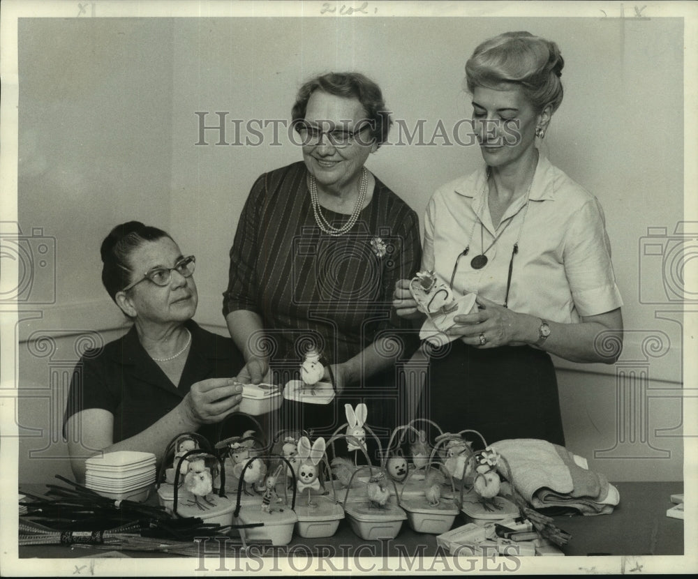 1968 Press Photo Party Pals members create Easter decorations for a party- Historic Images