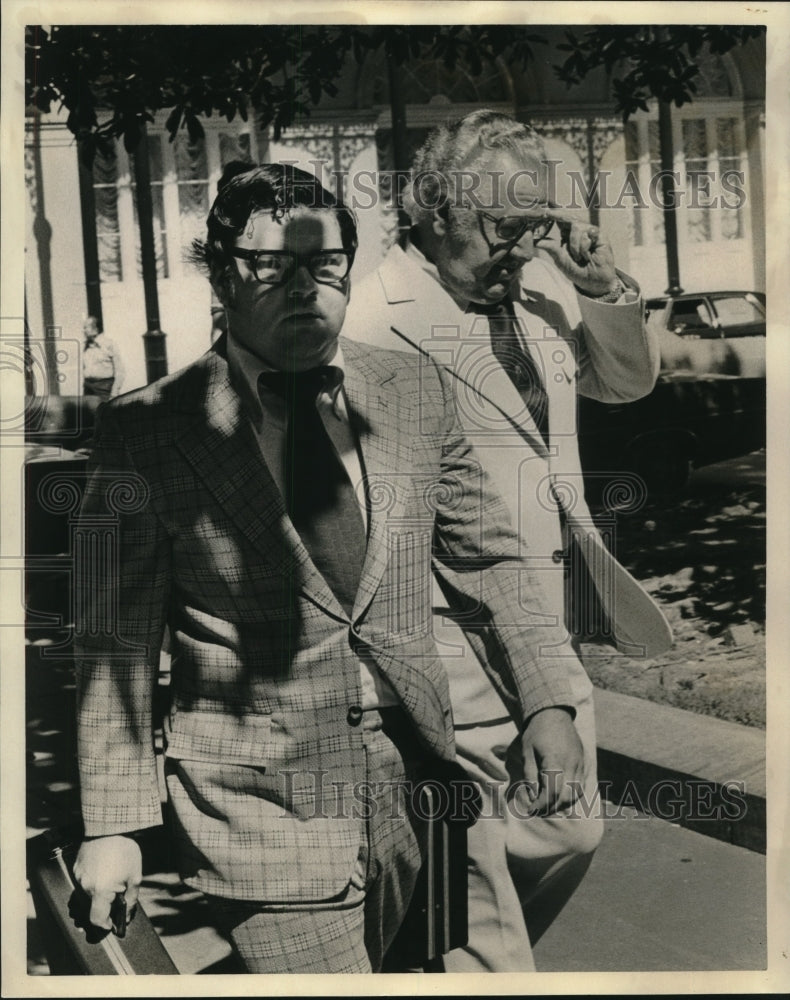 Load image into Gallery viewer, 1973 Press Photo Pershing Gervais arriving at federal court - nob25942
