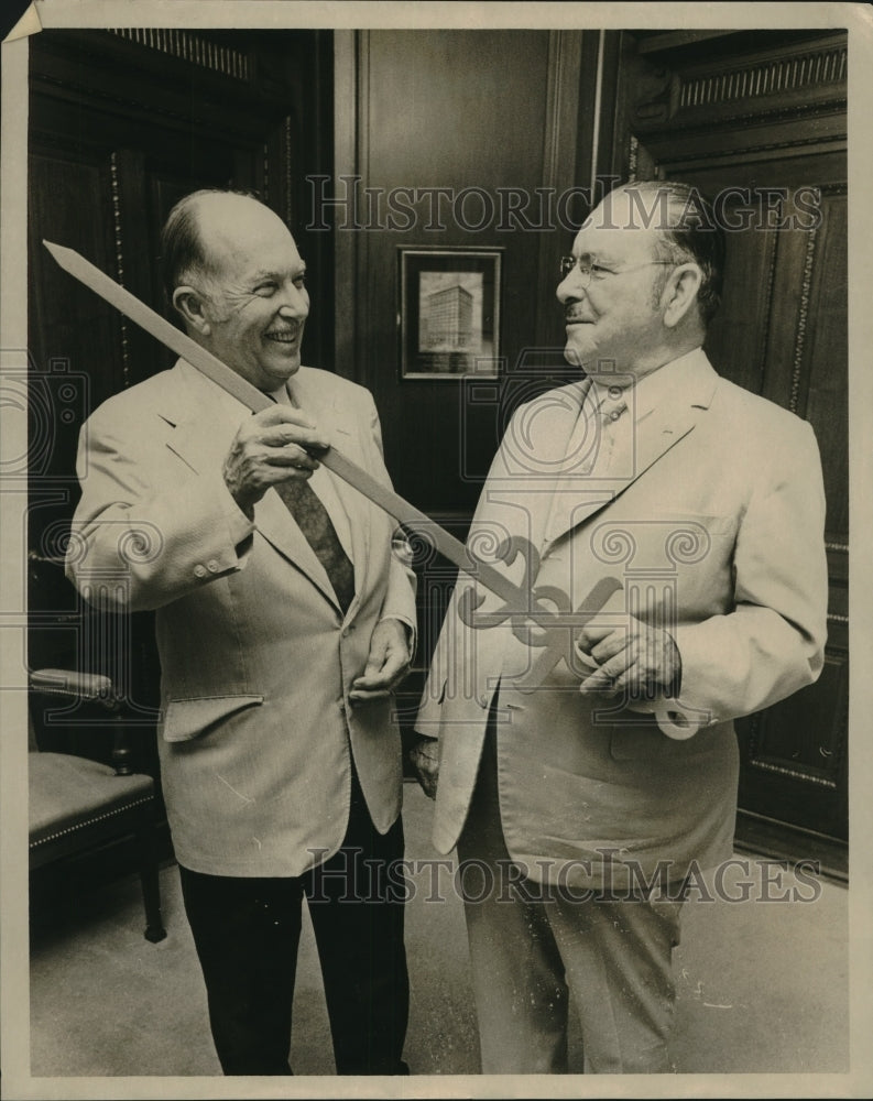 1972 Press Photo Vice President Leonard Gessner and Treasurer Marion Lagendre- Historic Images