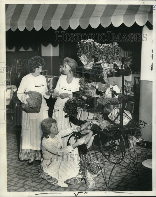 1971 Press Photo Members of the women's Auxiliary of the Gulf fill a flower cart- Historic Images