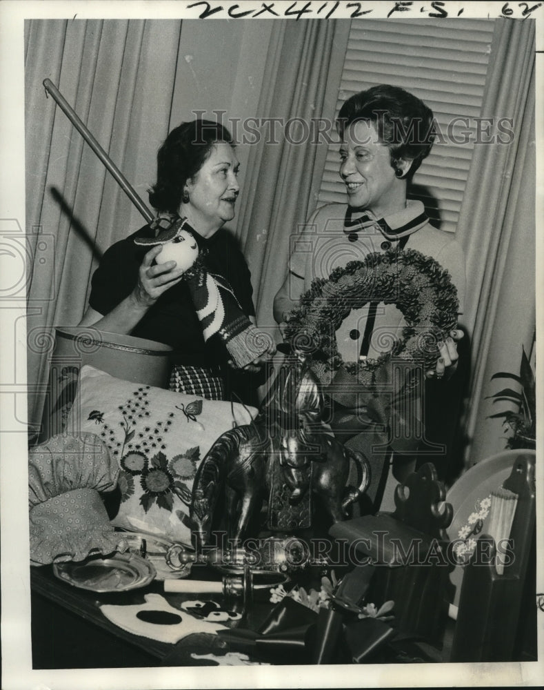 1973 Press Photo Mrs. Donald Graves and Mrs. Warren Rose show bazaar items.- Historic Images