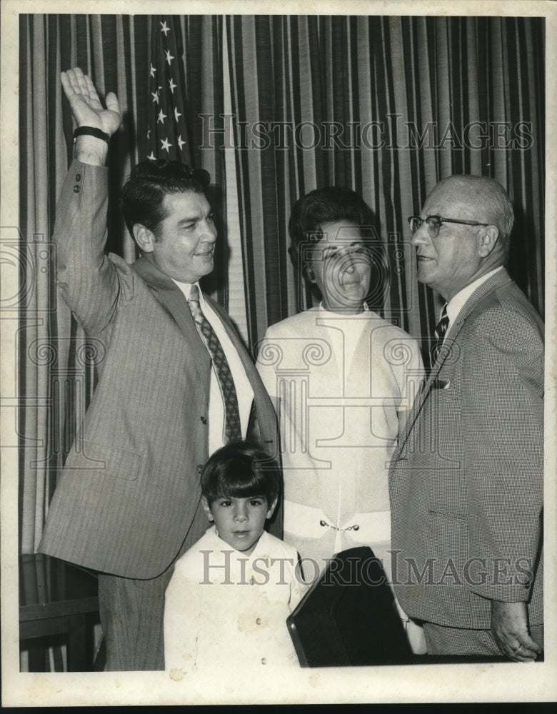 1970 Press Photo New police Superintendent Clarence Giarusso with his family