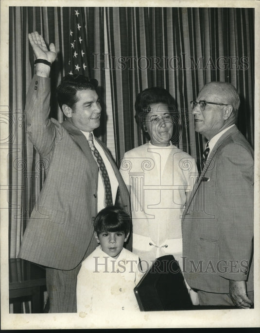 1970 Press Photo New police Superintendent Clarence Giarusso with his family