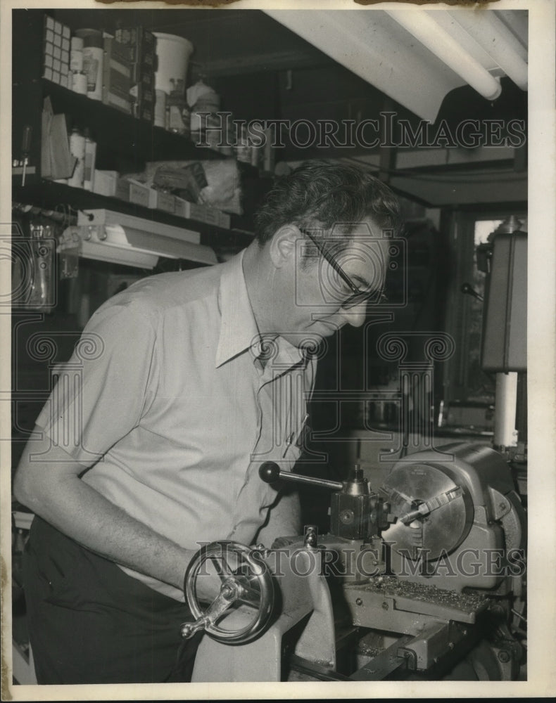 1971 Press Photo Inventor Glenn Hagen works on a project- Historic Images