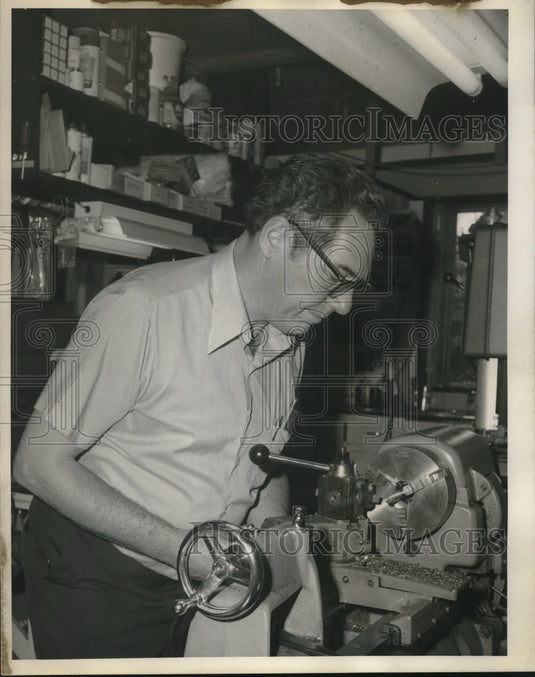 1971 Press Photo Inventor Glenn Hagen works on a project- Historic Images