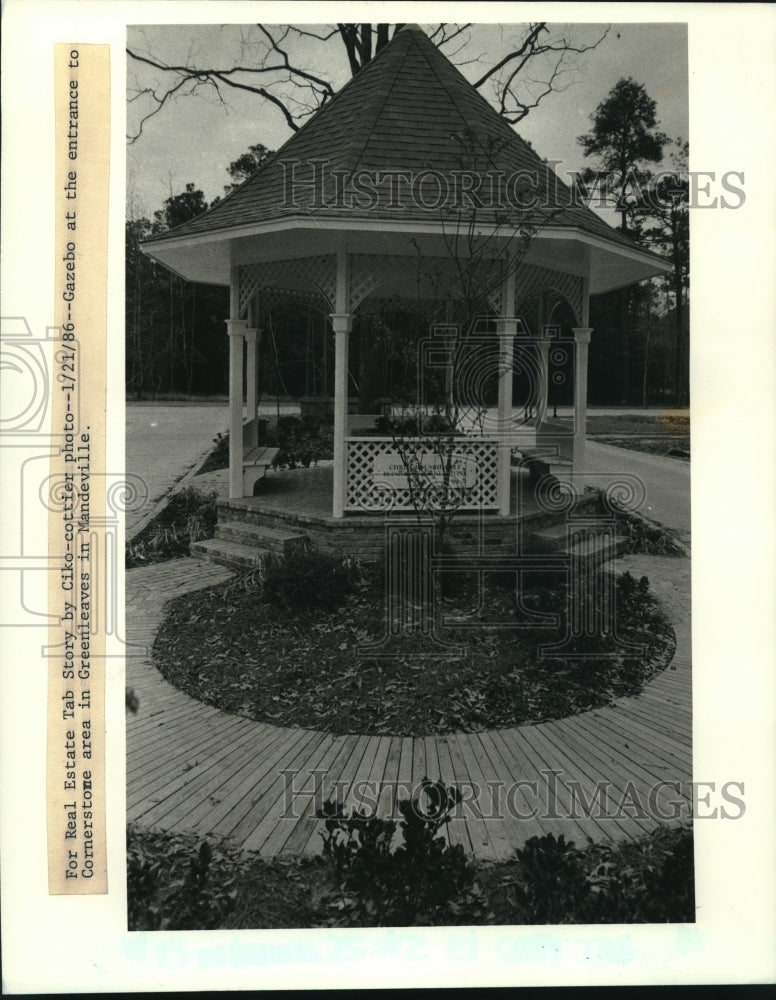 Load image into Gallery viewer, 1986 Press Photo Gazebo at entrance to Cornerstone in Greenleaves in Mandeville
