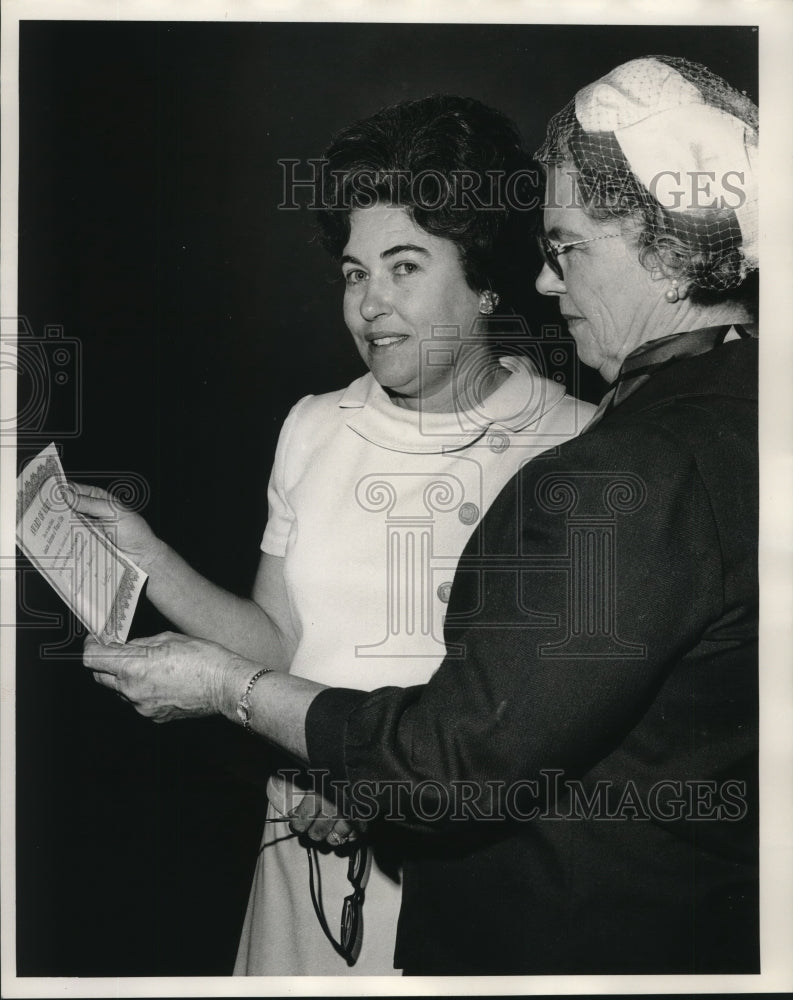 1971 Press Photo Mrs. Gourgues &amp; Mrs. Pittman of Orleans Parish Heart Council- Historic Images