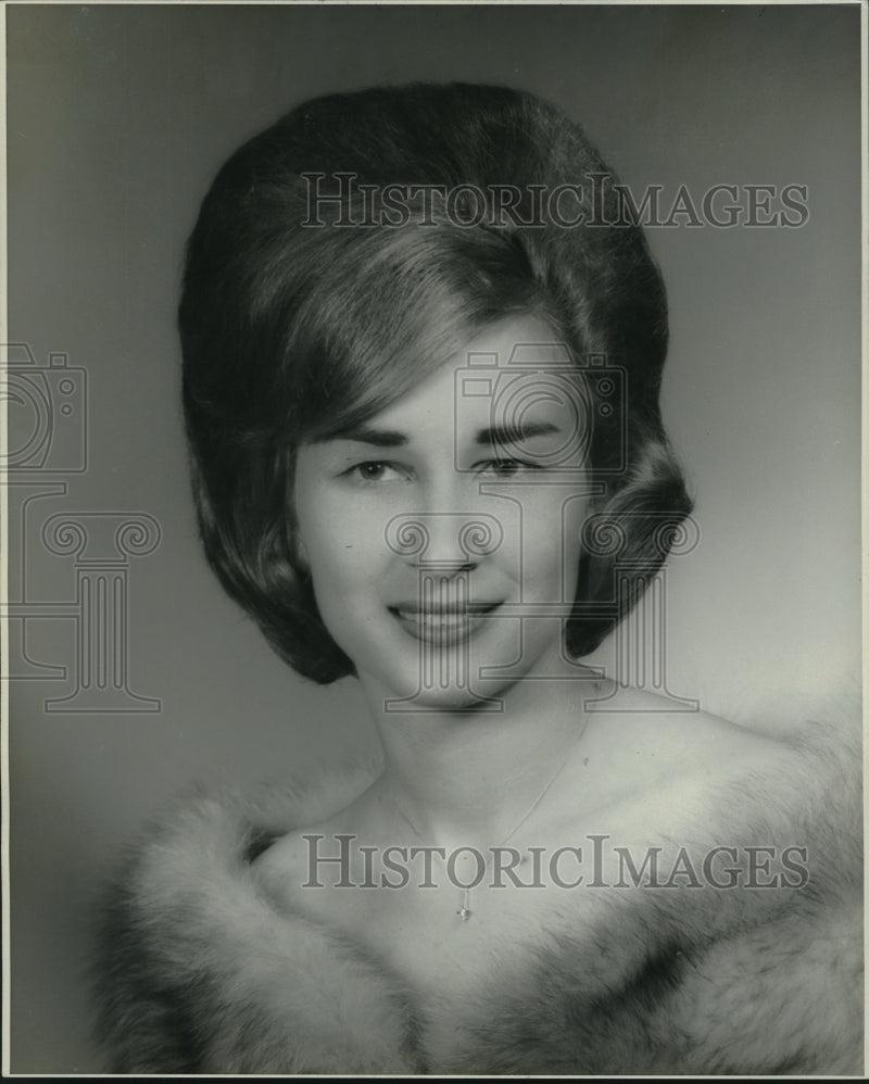 Load image into Gallery viewer, 1966 Press Photo Mrs. Max Gourgeot Jr. - nob26398
