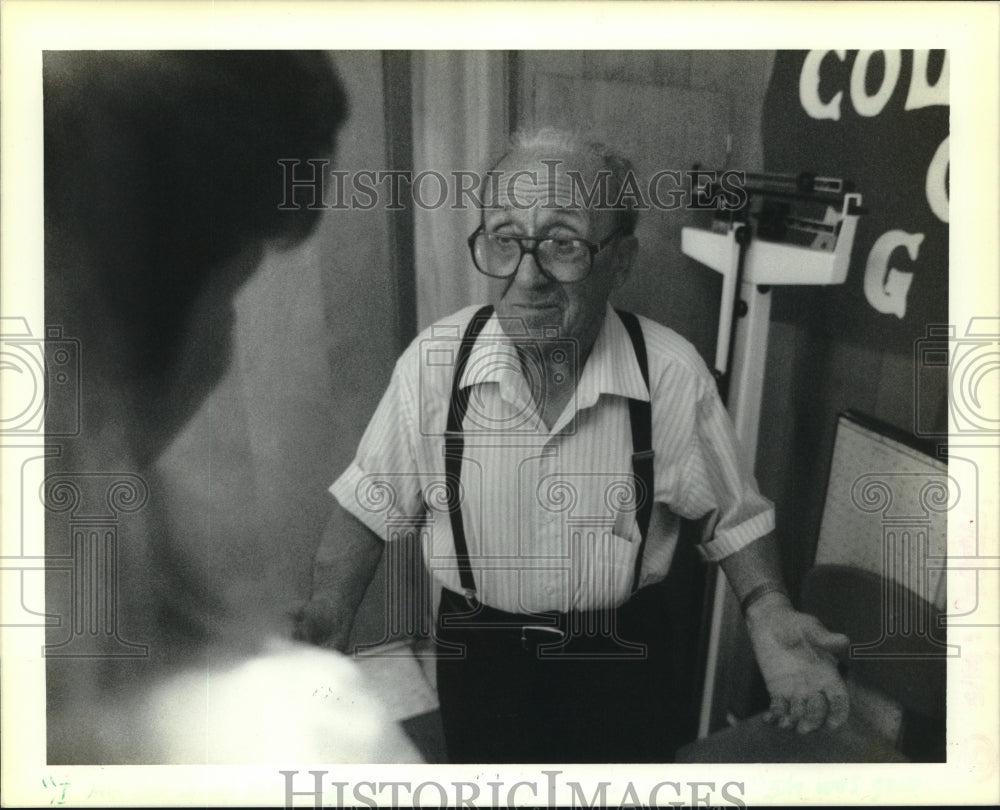 1990 Press Photo Emanule Giacche&#39;s health screening with Roberta O&#39;Neal- Historic Images