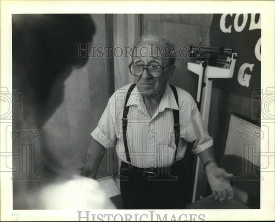 1990 Press Photo Emanule Giacche's health screening with Roberta O'Neal- Historic Images