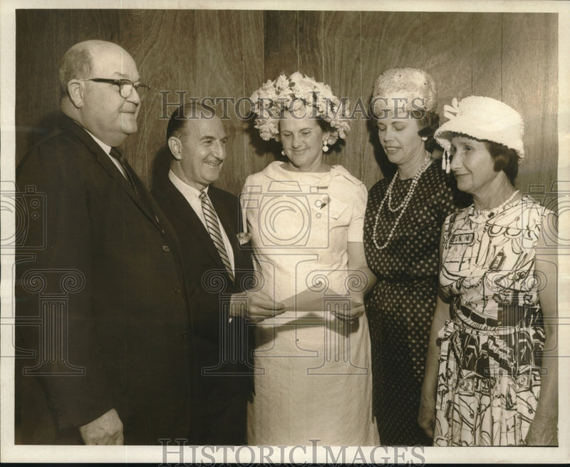 Load image into Gallery viewer, 1967 Press Photo Home And Neighborhood Development Sponsors awardees
