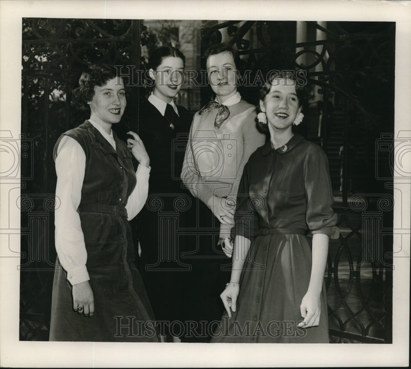 Load image into Gallery viewer, 1952 Press Photo Participants to the upcoming Spring Fiesta - nob26497

