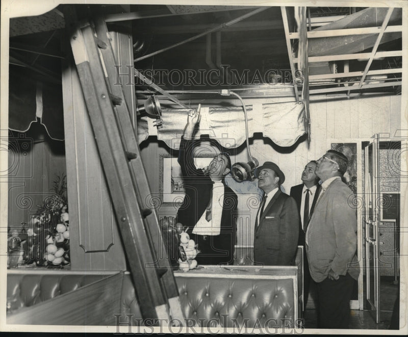Load image into Gallery viewer, 1966 Press Photo Inspectors look at the damaged I-beam at Governor House Motel
