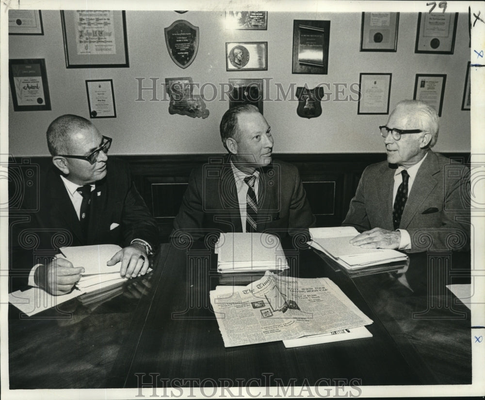 1972 Press Photo Committee members selected Dr, J.D. Grey to receive Loving Cup- Historic Images